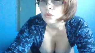 Curvy milf caming herself