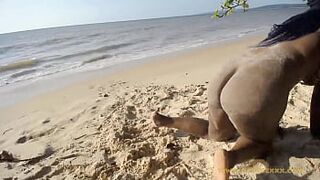 Elvieslutty showing her naked ass at the beach