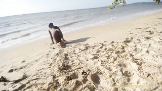Elvieslutty showing her naked ass at the beach