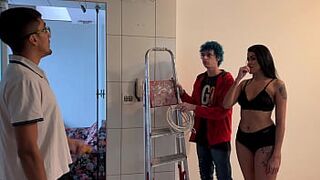 Chamei eles para concertar a Internet e acabei fudendo com dois (1)