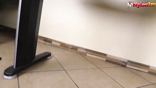 Ebony assistant in stockings squirts and groan on your desk