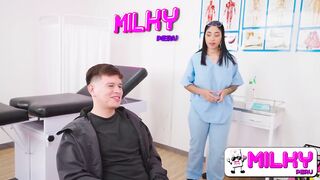 MILKY PERU - La enfermera Nicki Powerr tiene unas tetas grandes y milagrosas.