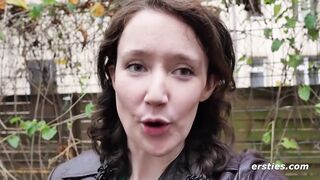 Ersties - Josie B fingert sich in der Umkleidekabine beim Shopping