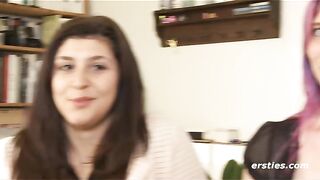Ersties - Julie und Maria M erleben ein sinnliches Date miteinander