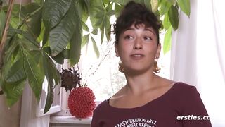 Ersties - Lexi masturbiert mit viel Öl und einem riesigen Doppeldildo