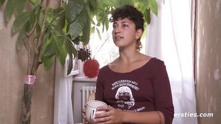 Ersties - Lexi masturbiert mit viel Öl und einem riesigen Doppeldildo