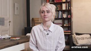Ersties - Hallys wildes Spiel mit Farbe und Pinsel