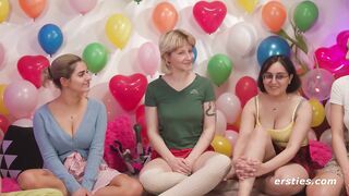 Ersties – Fünf heiße Lesben spielen eine Partie Dare Ring