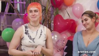 Ersties – Fünf heiße Lesben spielen eine Partie Dare Ring