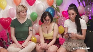 Ersties – Fünf heiße Lesben spielen eine Partie Dare Ring