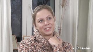Ersties - Die blonde Julia P lässt ihre Dessous fallen und masturbiert mit Vibrator