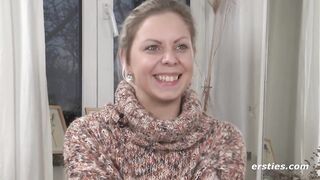 Ersties - Die blonde Julia P lässt ihre Dessous fallen und masturbiert mit Vibrator