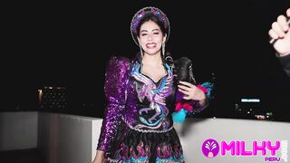 ¡Soy tu puta, soy tu puta cachera! Milf bailando caporal captada en público.