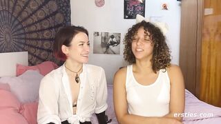 Ersties - Domina Flora wird von Kätzchen July geleckt