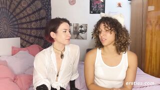 Ersties - Domina Flora wird von Kätzchen July geleckt