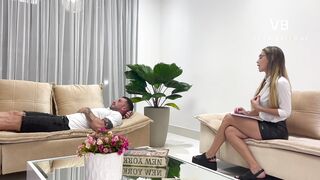 Psychologist with big ass fucks her patient in her first session