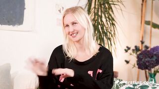 Ersties - Luna O steigt mit einem Sexspielzeug aus