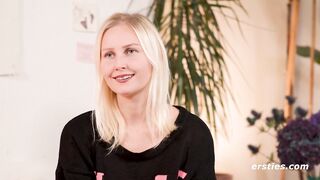 Ersties - Luna O steigt mit einem Sexspielzeug aus
