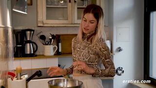 Ersties - Kittis lustvolle Selbstbefriedigung mit Dildo