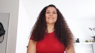 Ersties - Brünette benutzt einen Vibrator, um zum Orgasmus zu kommen