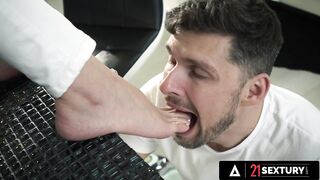 Gorgeous Girl Takes A Cock Deep In Her Ass