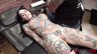 Tiger Lilly gets a forehead tattoo while naked