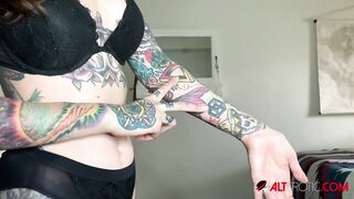 Skinny babe Rocky Emerson masturbates during quarantine
