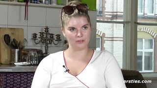 Natascha besorgt es sich gerne im Stehen