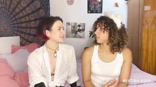 Ersties - Kätzchen July wird von Flora in einer heißen BDSM-Sitzung mit Strap-on gefickt
