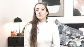 Ersties - Medea lässt sich von der Energie ihres Kristalldildos zum Höhepunkt bringen