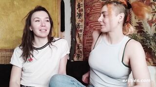 Ersties - Zora und Innana bringen sich gegenseitig zum Squirten
