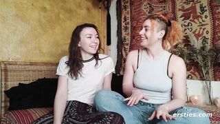 Ersties - Zora und Innana bringen sich gegenseitig zum Squirten