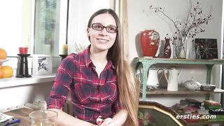 Ersties: Lena aus Berlin spielt mit ihren Erogenen Zonen