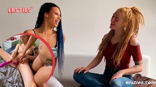Ersties: Lena S. und Nicky F. haben Spaß mit Fingern und Doppeldildo