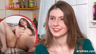 Ersties: Theaterwissenschaftlerin Vanessa X. masturbiert sinnlich mit den Händen