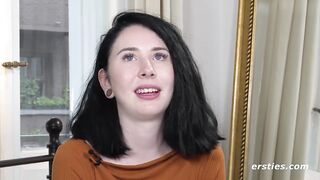 Ersties: Junge Studentin Joana besorgt es sich mit ihrem Lieblingsspielzeug