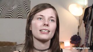 Ersties: Sam steht auf Fingern und Dildo-Sex