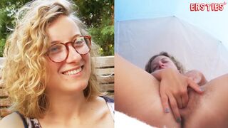 Ersties - Französin Manu verbringt eine sinnliche Zeit mit sich selbst im Zelt
