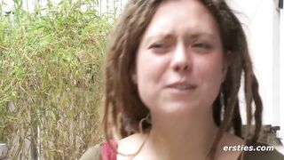 Ersties - Sofie masturbiert vor der Kamera auf eine natürlich schöne Art und Weise