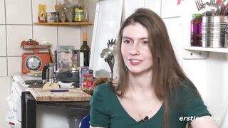 Ersties - Die natürlich schöne Vanessa masturbiert mit einem Vibrator