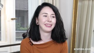 Ersties - Niedliche Joana masturbiert mit Vibrator