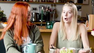 Ersties - Blondine Jolien folgt den Anweisungen von Iva