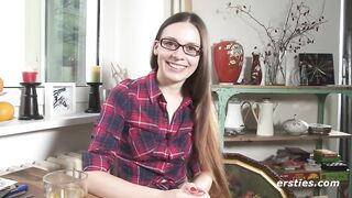 Ersties - Liebeskugeln für Lenas glatte Vagina bringt sie zur doppelten Stimulation