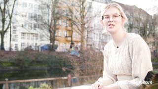 Ersties - Ally gewährt einen tiefen Einblick in ihr Inneres und vergnügt sich mit einem Glasdildo