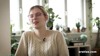 Ersties - Ally gewährt einen tiefen Einblick in ihr Inneres und vergnügt sich mit einem Glasdildo