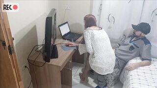 Young girl alone at home receives the perverted maintenance man! "Hidden camera"