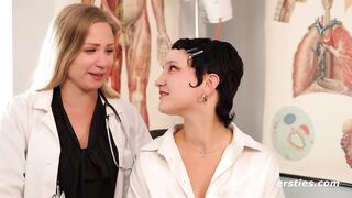 Ersties - Heißes lesbisches Rollenspiel mit Arzt-Fantasie im authentischen Set
