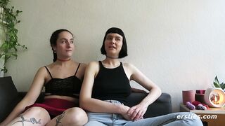 Ersties - Berliner Modedesignerinnen Katie A und Delfine lecken und fingern sich gegenseitig