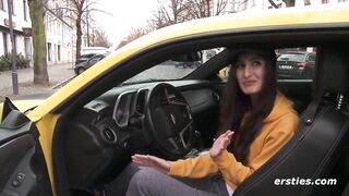Ersties - Milena kommt in ihrem gelben Camaro auf Touren
