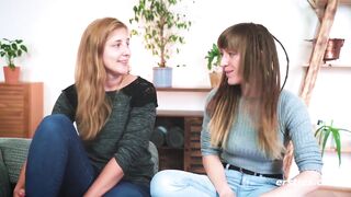 Ersties - Sinnliches lesbisches Vergnügen auf weißen Laken